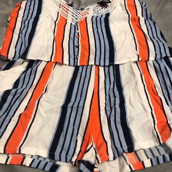 Shorts romper - Picture 4 of 4